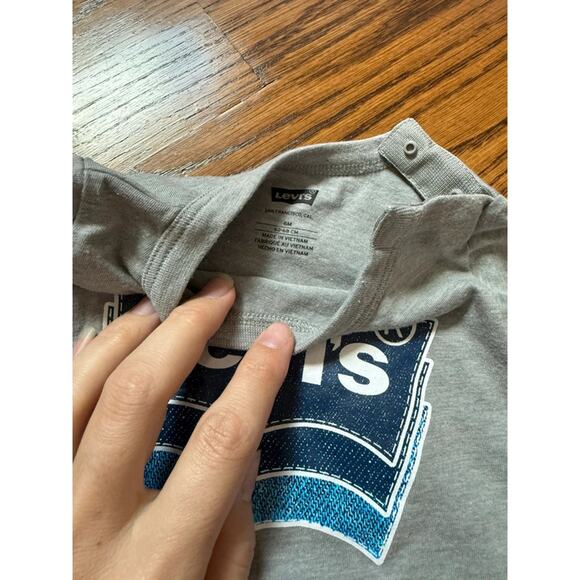 Levi’s Gray Logo Romper (6-9M) - Picture 2 of 2